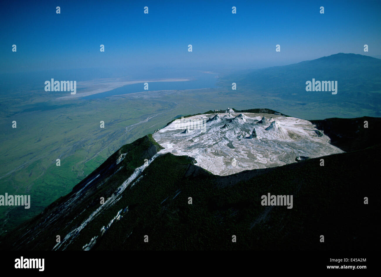 Vue aérienne de l'Ol Doinyo Lengai (Cratère de la Montagne de Dieu), de la vallée du Rift en Tanzanie. Remarque- petits cônes sur plancher de cratère formé par éruptions antérieures de lave, toujours actif. Banque D'Images