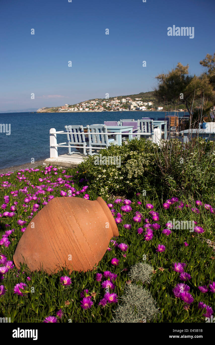 Hotel Lipsos (Ata'nin Yeri) avec la ville de Karaburun en arrière-plan, l'île de Karaburun, Turquie Banque D'Images