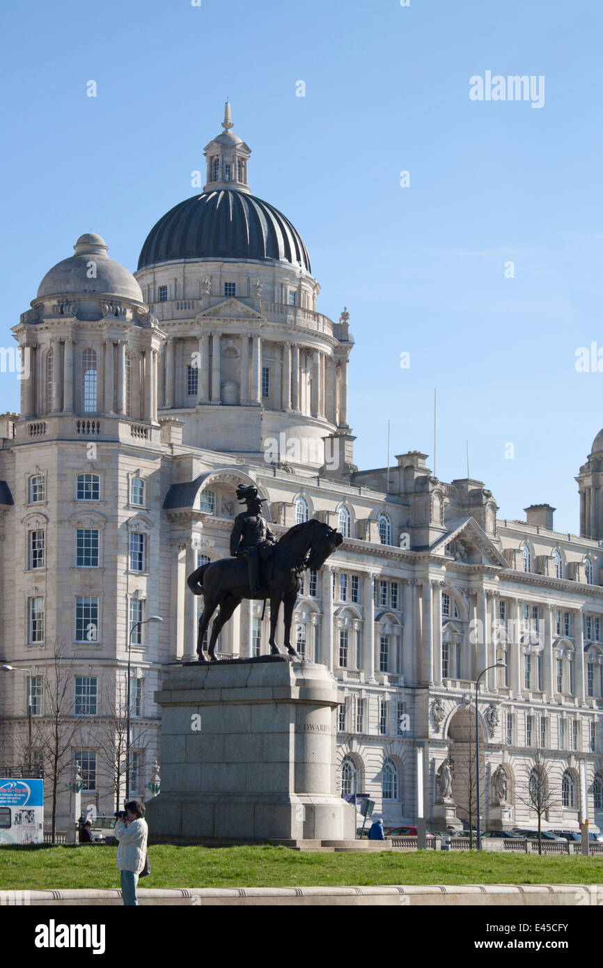 Port de Liverpool immeuble sur le front de mer de Liverpool - l'une des "Trois Grâces", avec la statue équestre d'Édouard VII. Banque D'Images