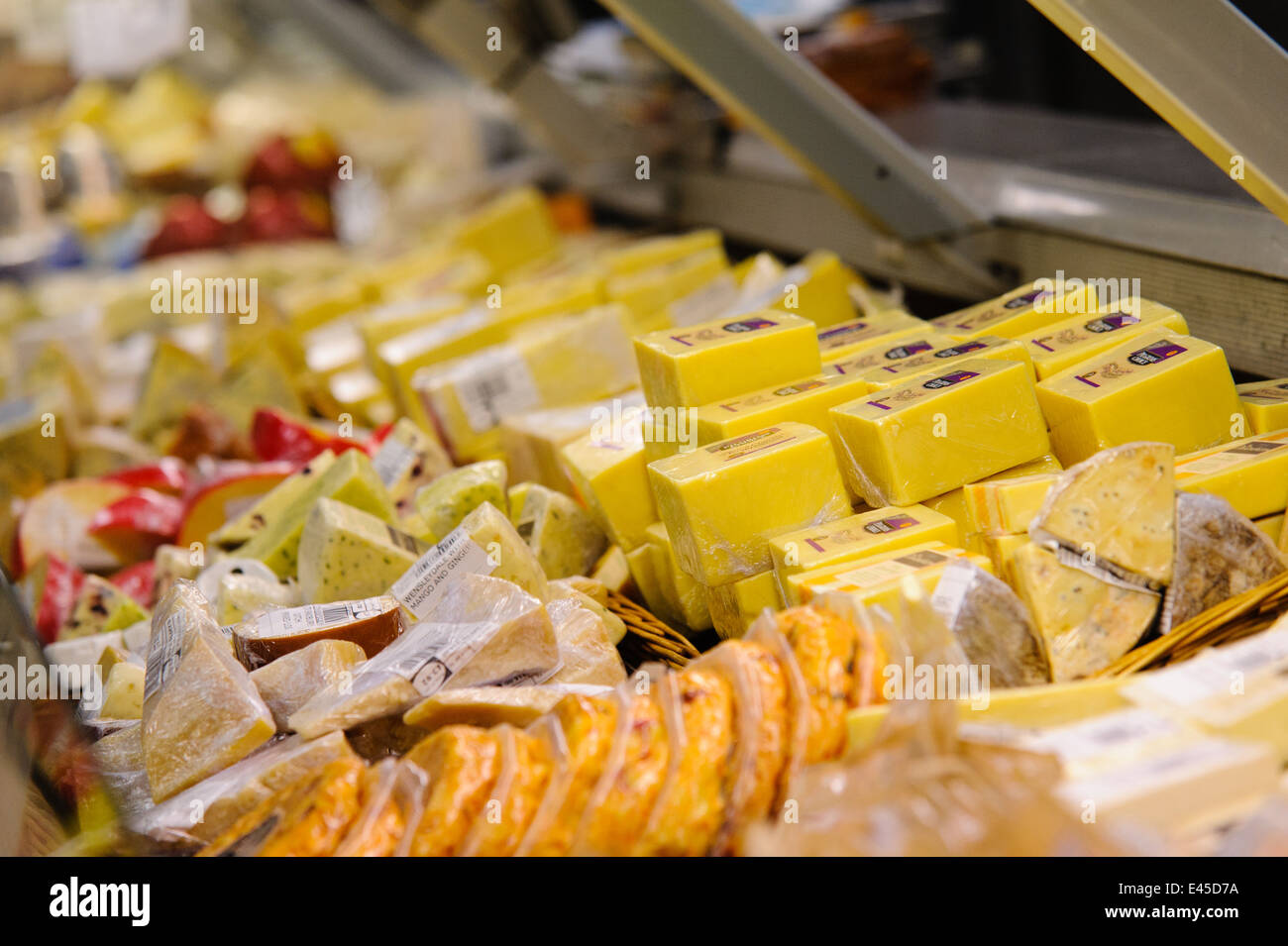 Comptoir de charcuterie dans un supermarché vendant des fromages locaux Banque D'Images