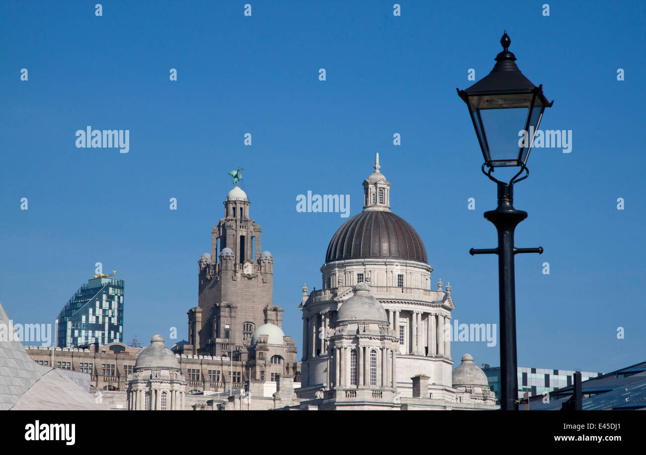 Skyscape Liverpool montrant le Port de Liverpool Building et le Liver Building - contre un ciel bleu. Banque D'Images