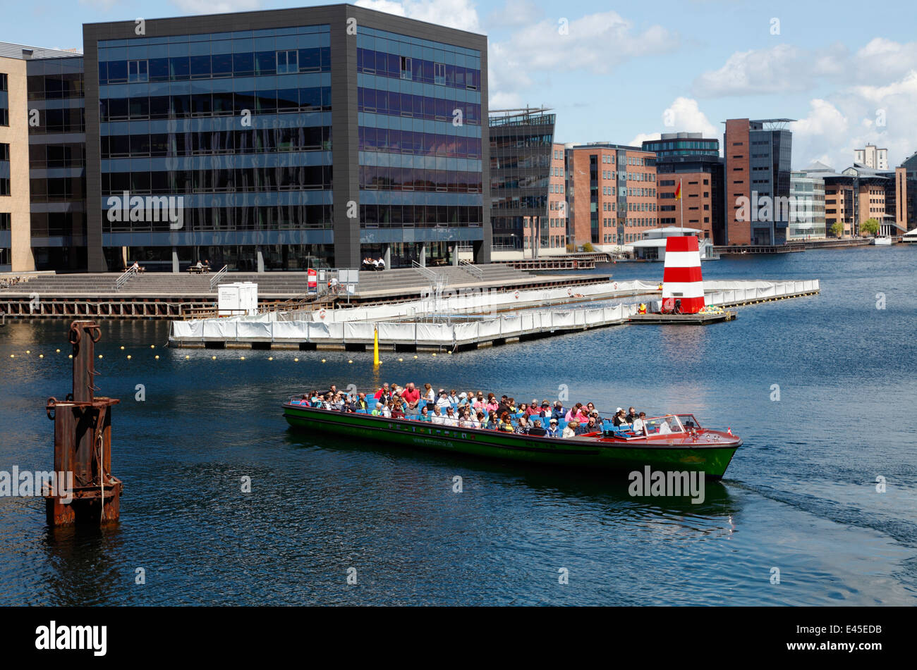 Bateau de croisière du canal à Fisketorvet devant Copencabana Copenhague Harbour Baignoire ou baignoire Fisketorvet Harbour. Banque D'Images