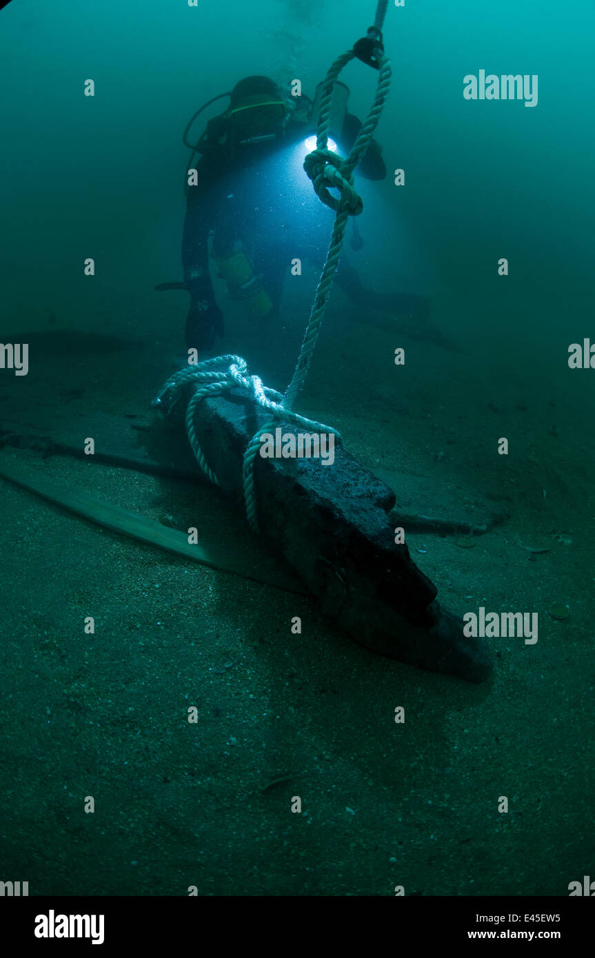 Cadre de montage plongeur hull d'une épave inconnue pour être prises à la surface pour l'examen. Découvert au large de la côte sud, Royaume-Uni.. Septembre 2009. Banque D'Images