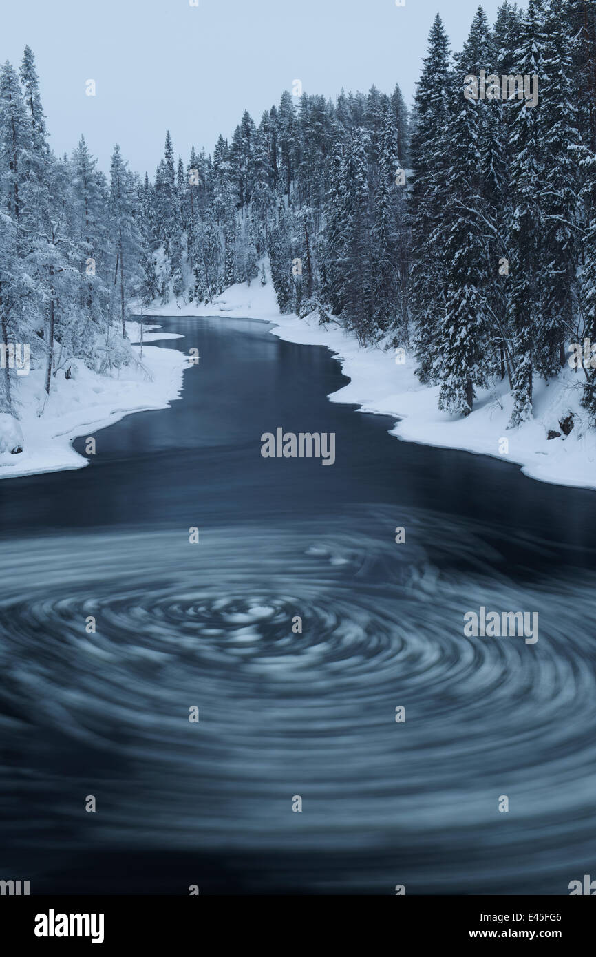Bain à remous avec des morceaux de glace dans l'eau, rivière Kitkajoki, Kuusamo, Finlande, Parc National d'Oulanka, Février 2009 Banque D'Images