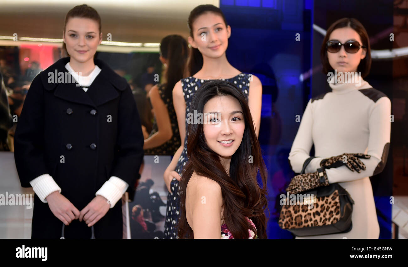 Hong Kong, Chine. 3 juillet, 2014. L'actrice Fiona (avant) assiste à l'aperçu de l'automne fashion collection de Kate Spade à Hong Kong, en Chine, le 3 juillet 2014. Crédit : Il Jingjia/Xinhua/Alamy Live News Banque D'Images