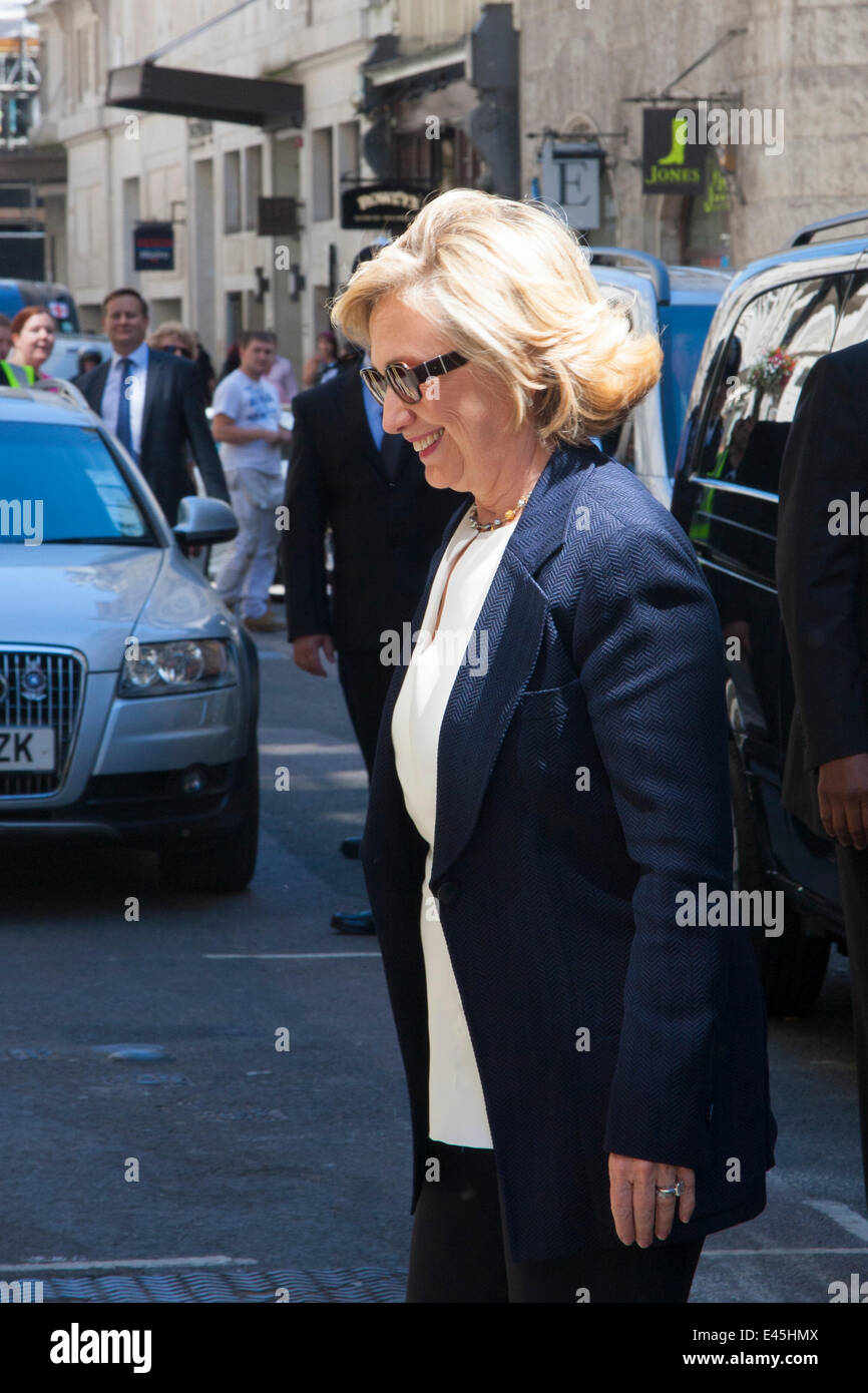 Londres, Royaume-Uni. 3 juillet, 2014. L'ex-secrétaire d'Etat américaine Hillary Clinton arrive à Waterstone's bookshop dans Piccadilly pour signer des exemplaires de son livre intitulé choix difficiles. Crédit : Paul Davey/Alamy Live News Banque D'Images