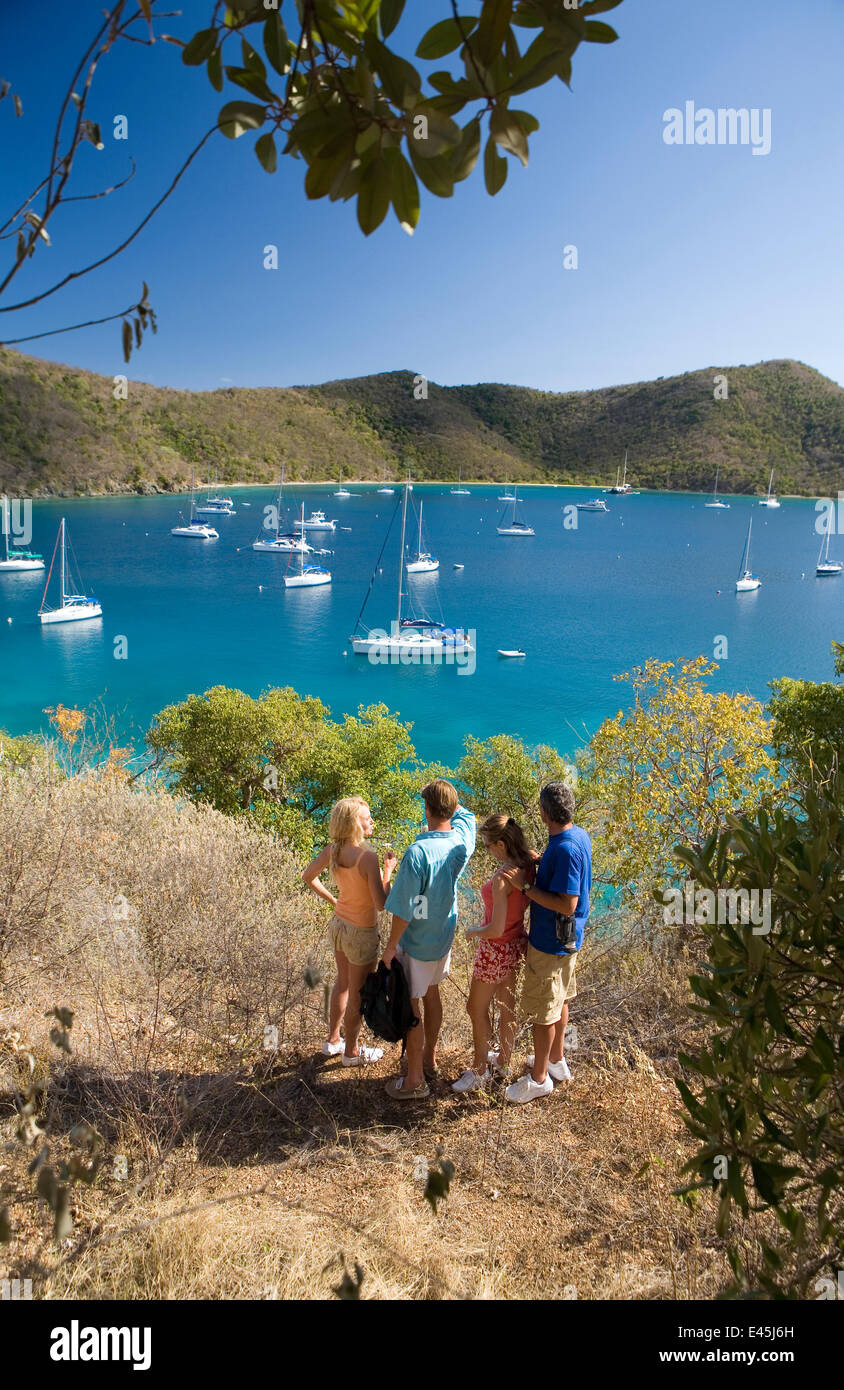 Amis marchant dans le BVI, avec yachts amarrés au large, avril 2006. Parution du modèle. Banque D'Images