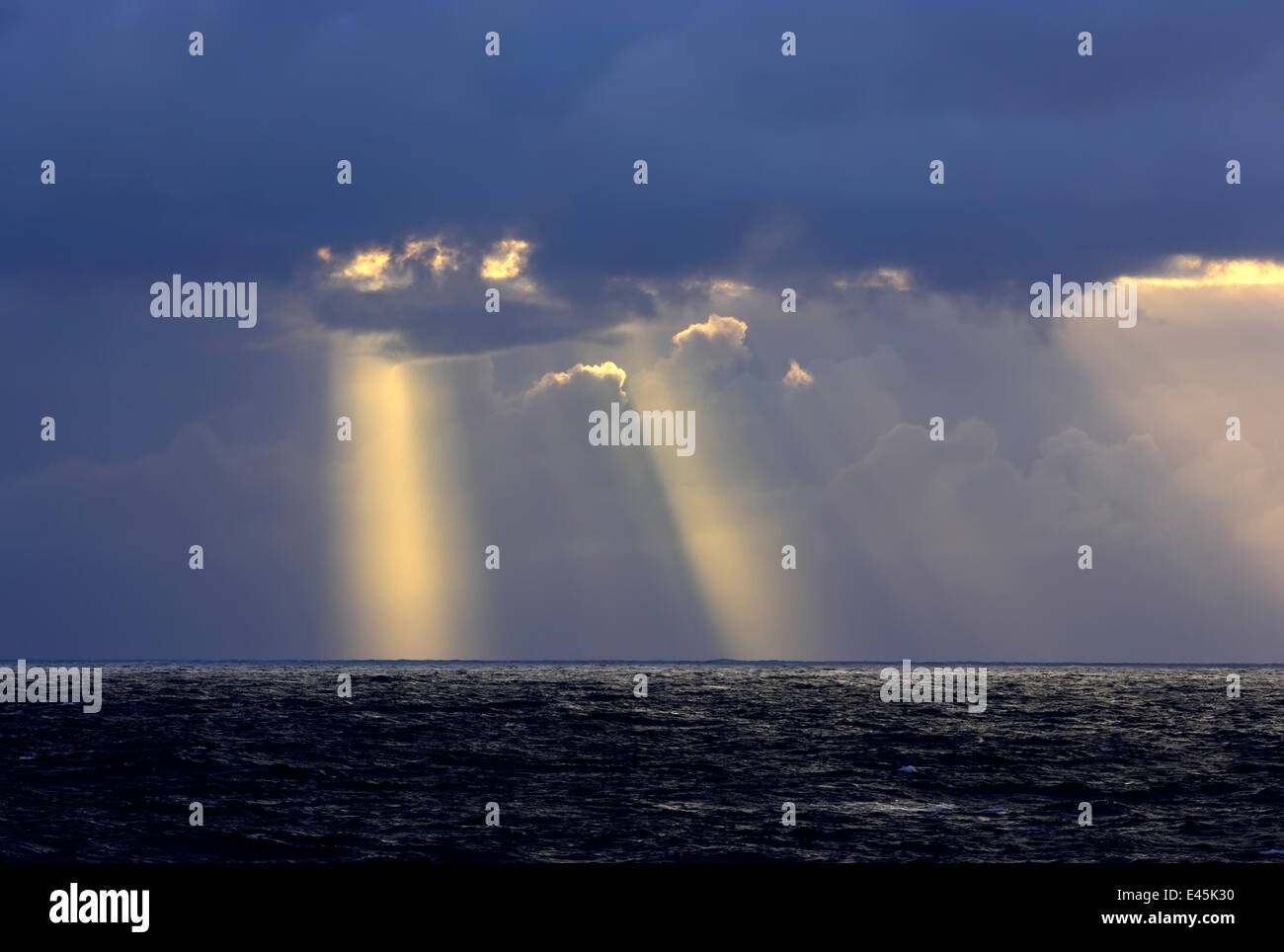 Les rayons de lumière qui brillait à travers les nuages de tempête sur Passage de Drake, l'Antarctique, Février 2006 Banque D'Images