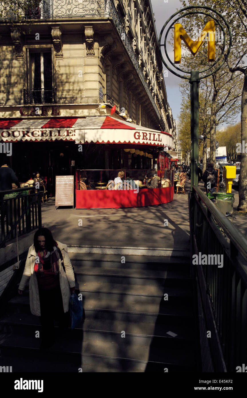 AJAXNETPHOTO 2008 PARIS,FRANCE.METRO MÉTRO ET SOCIÉTÉ CAFÉ, BOULEVARD COURCELLE, 8E ARRONDISSEMENT. PHOTO : JONATHAN EASTLAND/AJAX REF:81604 221 Banque D'Images