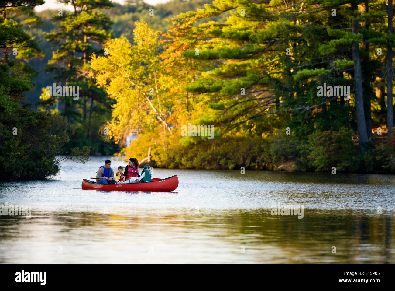 Canoë sur le lac de la famille Pawtuckaway Pawtuckaway, State Park, New Hampshire, USA, septembre 2008. Parution du modèle. Banque D'Images