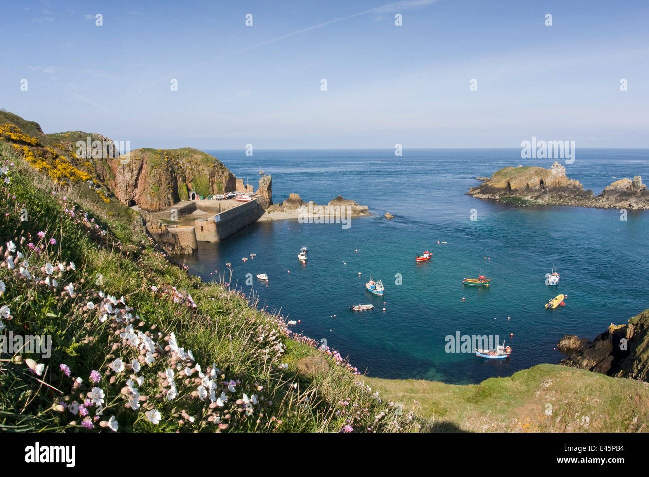 Bateaux amarrés dans le port naturel de Les Laches, Sark, Channel Isles, UK, Été 2009 Banque D'Images