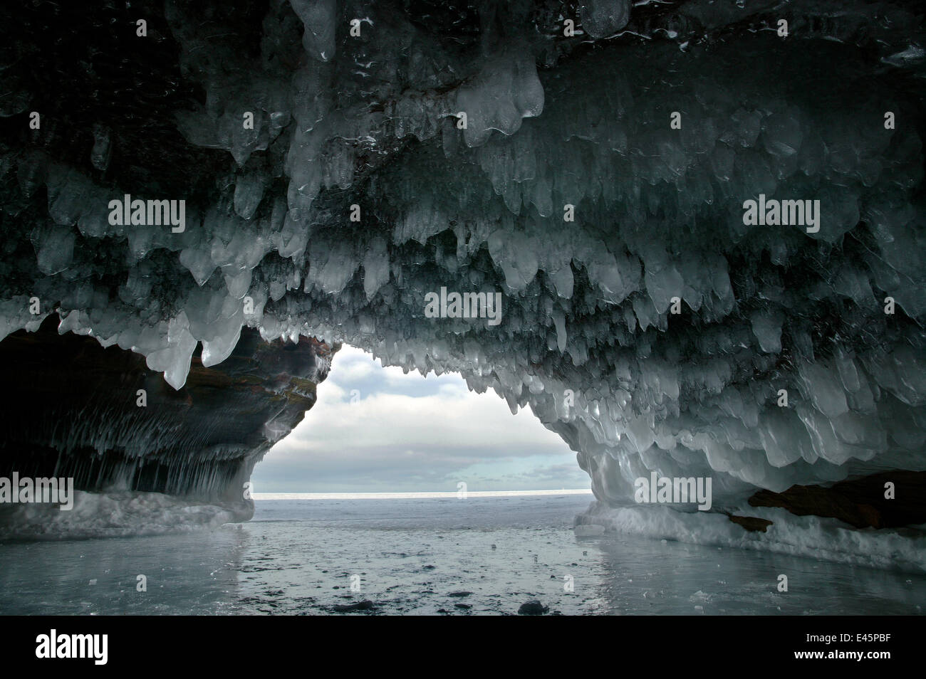 De la glace de mer dans arch cave taillée dans les falaises de grès, lac gelé, Squaw Bay, lac Supérieur, Îles Apostle National Lakeshore, Wisconsin, Etats-Unis, février 2009 Banque D'Images