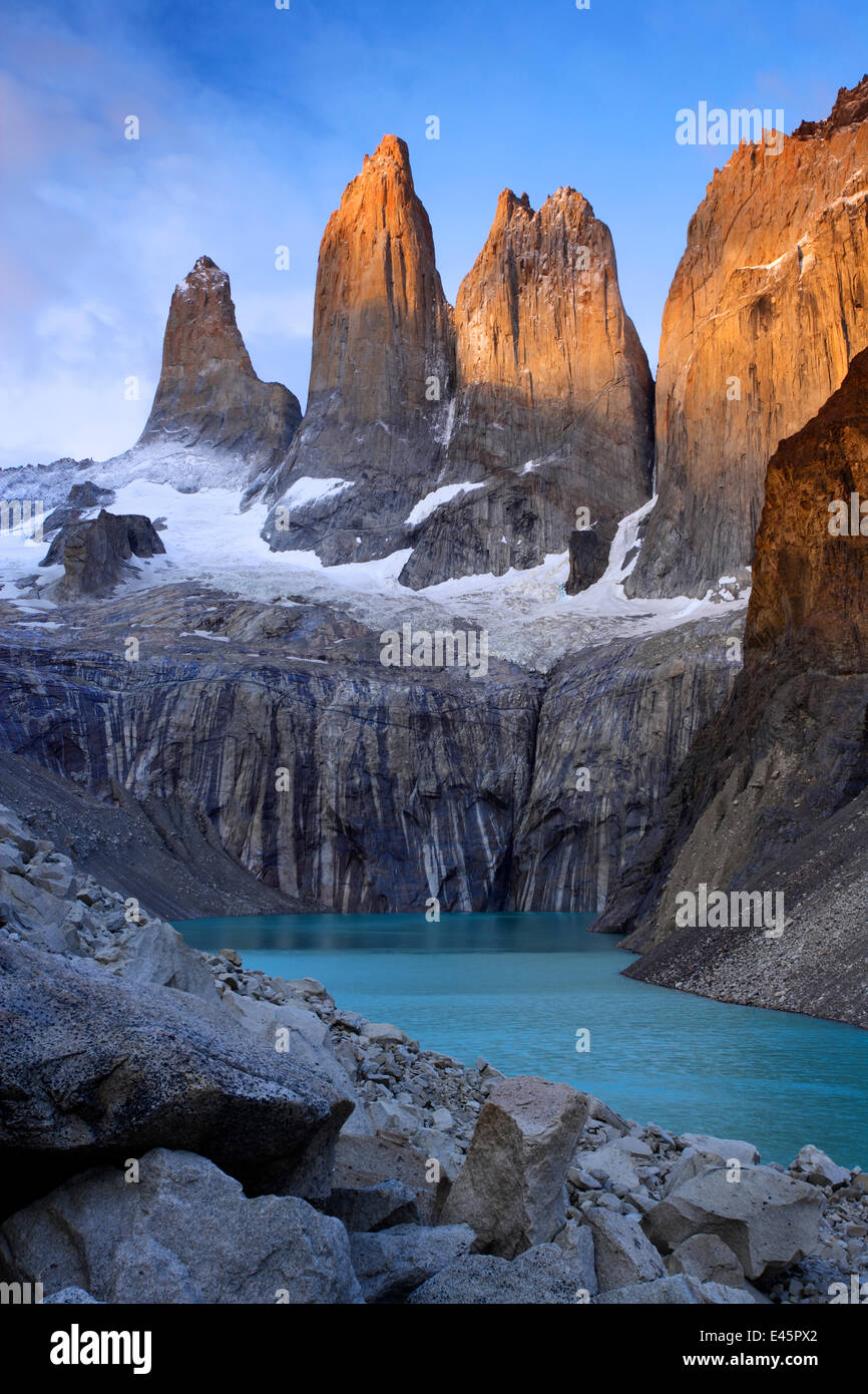 La première lumière sur Torres del Paine, Parc National Torres del Paine, Patagonie, Chili, janvier 2006 Banque D'Images