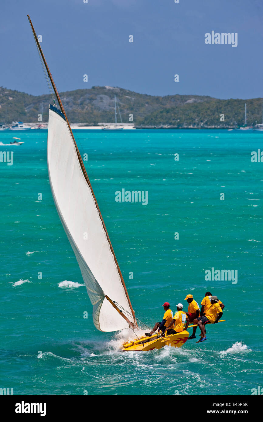 L'équitation de l'équipage (randonnée en faisant levier de sélection/plank) au cours de la régate Sloop bahamien, Georgetown, Exuma, Bahamas. Avril 2009. Banque D'Images