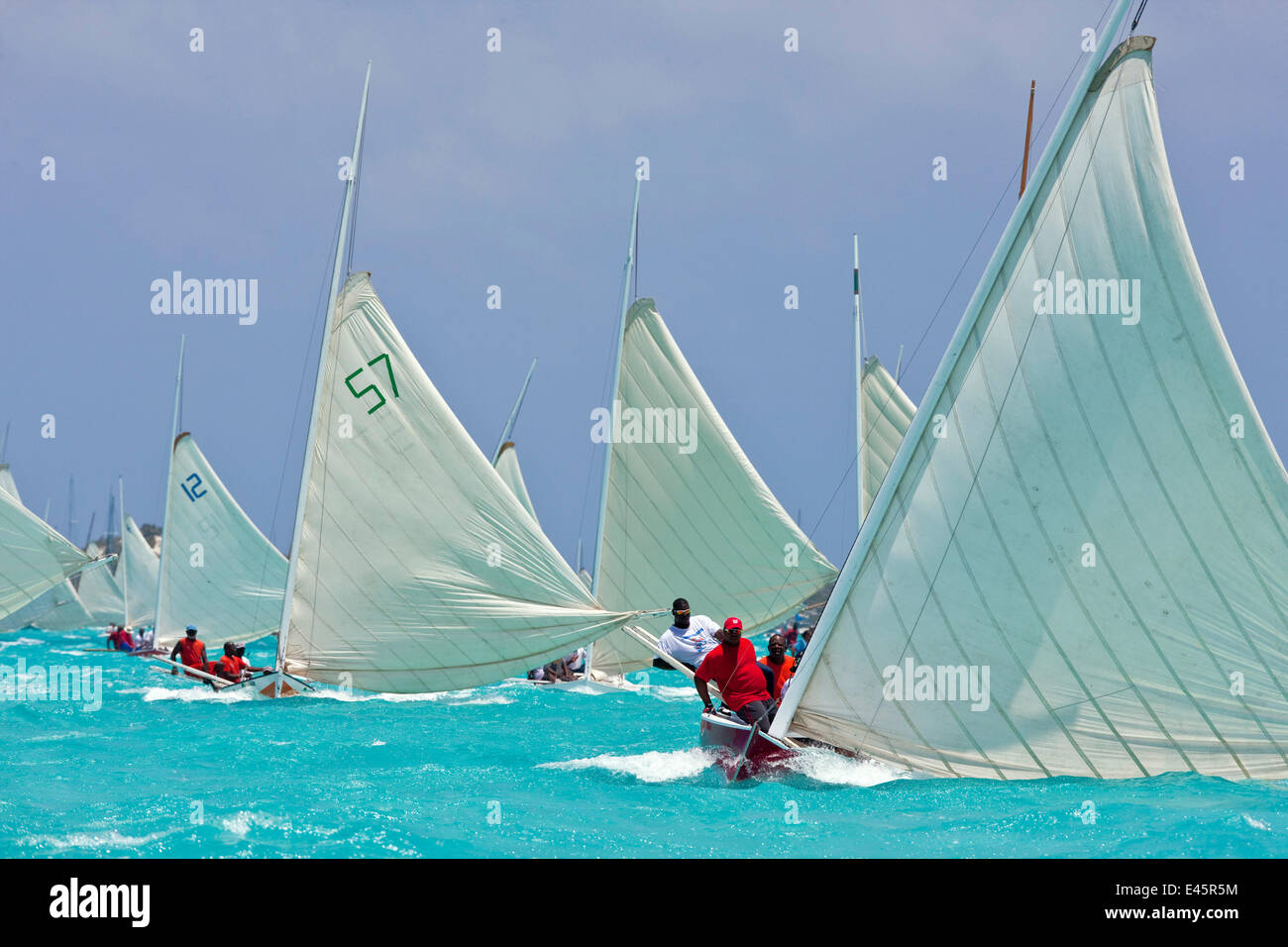 Dans la course de la flotte régate Sloop bahamien, Georgetown, Exuma, Bahamas. Avril 2009. Banque D'Images