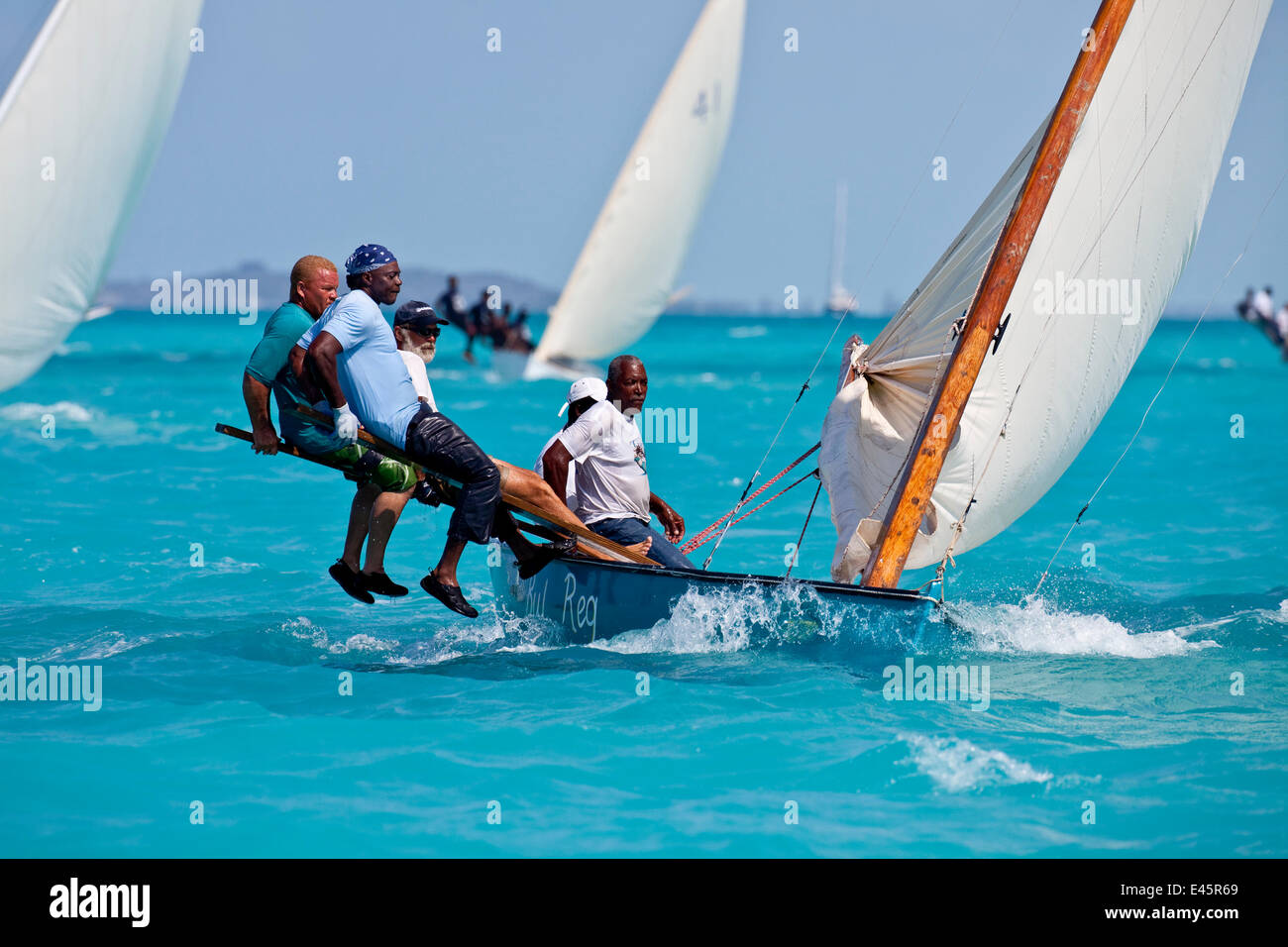 L'équitation de l'équipage (randonnée en faisant levier de sélection/plank) au cours de la régate Sloop bahamien, Georgetown, Exuma, Bahamas. Avril 2009. Banque D'Images