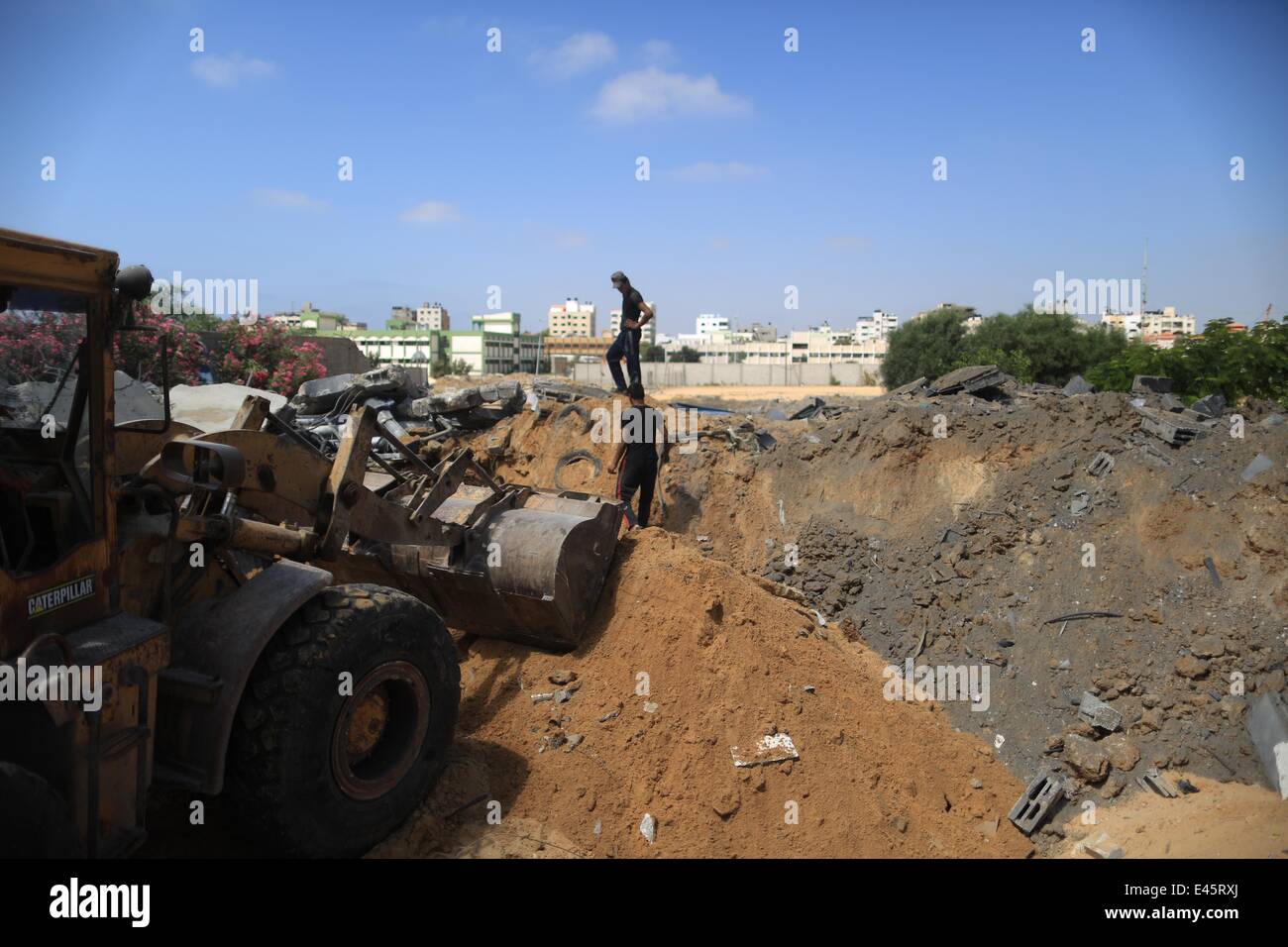 La bande de Gaza. 3 juillet, 2014. Les hommes palestiniens inspecter les dommages à la suite d'un bombardement de nuit dans la ville de Gaza, le 3 juillet 2014. L'aviation israélienne a mené plus de 10 frappes aériennes sur des cibles dans le nord de la bande de Gaza et la ville de Gaza tôt Jeudi, selon des témoins. Credit : Wissam Nassar/Xinhua/Alamy Live News Banque D'Images