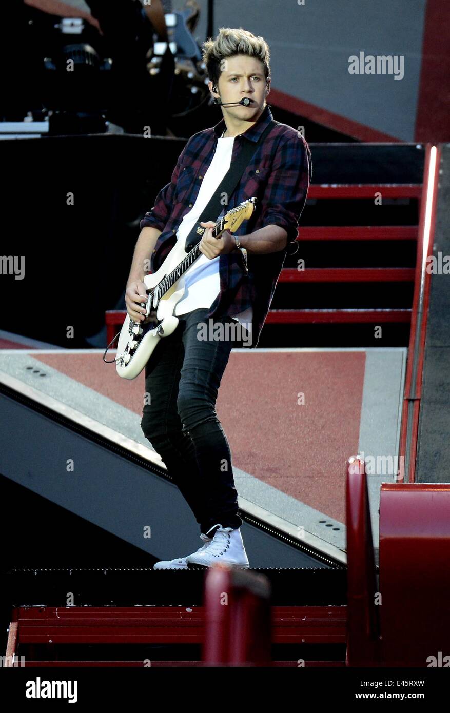 Düsseldorf, Allemagne. 07 juillet, 2014. Horann britannico-irlandais Niall James de bande Une Direction joue sur la scène pendant un concert à l'Esprit Arena de Düsseldorf, Allemagne, 02 juillet 2014. C'est le seul concert de la bande des ados en Allemagne. Photo : Henning Kaiser/dpa/Alamy Live News Banque D'Images