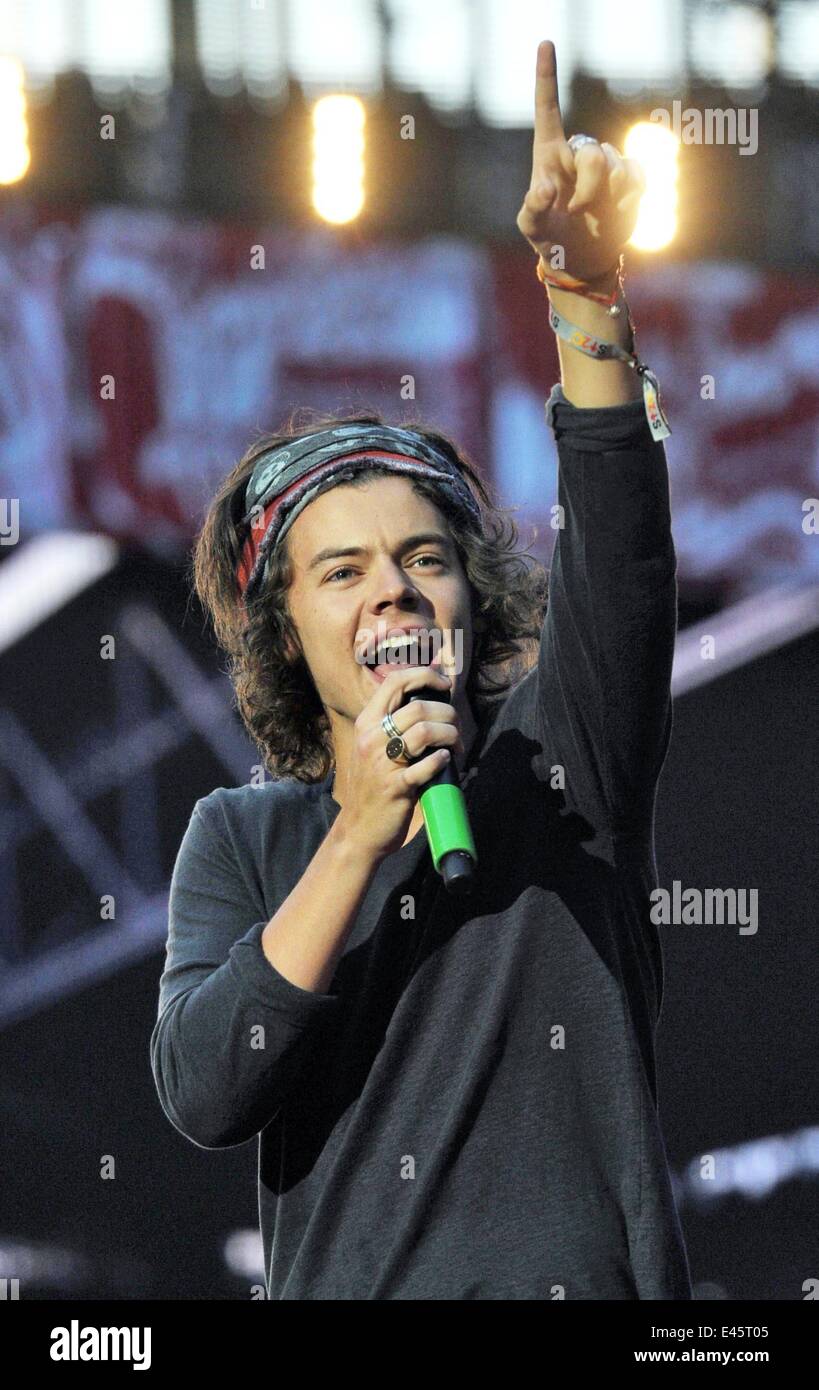 Düsseldorf, Allemagne. 07 juillet, 2014. Harry Styles de One Direction groupe britannico-irlandais joue sur la scène pendant un concert à l'Esprit Arena de Düsseldorf, Allemagne, 02 juillet 2014. C'est le seul concert de la bande des ados en Allemagne. Photo : Henning Kaiser/dpa/Alamy Live News Banque D'Images