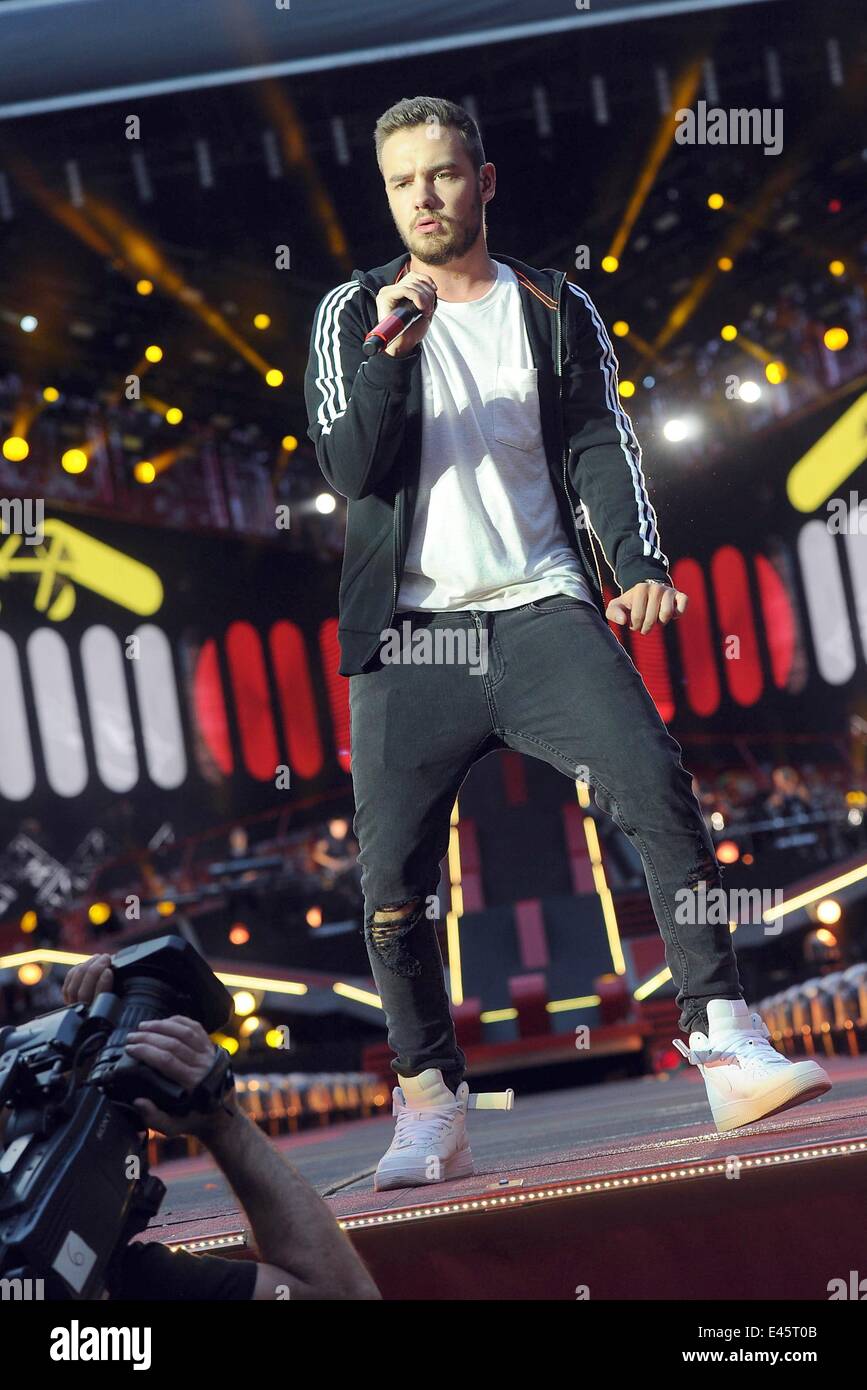 Düsseldorf, Allemagne. 07 juillet, 2014. Liam Payne de James band britannico-irlandais une Direction joue sur la scène pendant un concert à l'Esprit Arena de Düsseldorf, Allemagne, 02 juillet 2014. C'est le seul concert de la bande des ados en Allemagne. Photo : Henning Kaiser/dpa/Alamy Live News Banque D'Images