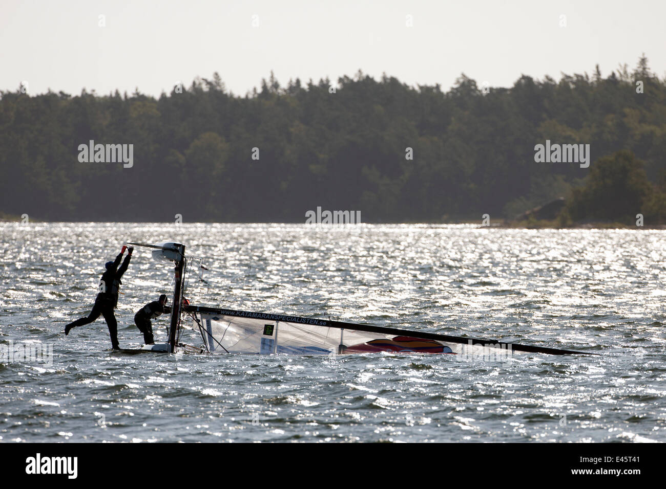 Catamaran a chaviré au cours de l'Archipelago Raid. Un événement de voile course d'orientation à travers les 100 000 îles de l'archipel finlandais et suédois région sur F18 catamarans. L'archipel de Stockholm, Suède, 2009. Banque D'Images