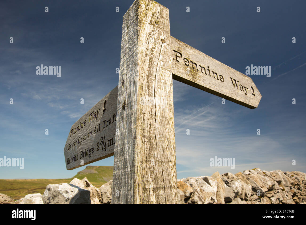 Penyghent dans le Yorkshire Dales, UK, avec un panneau Pennine Way. Banque D'Images