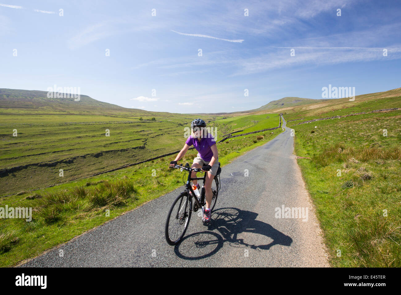 Un cycliste en ordre décroissant en Littondale Penyghent Gill dans le Yorkshire Dales, au Royaume-Uni. Banque D'Images