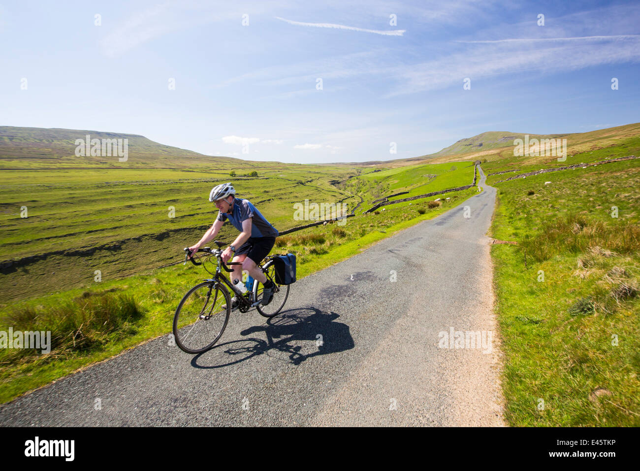 Un cycliste en ordre décroissant en Littondale Penyghent Gill dans le Yorkshire Dales, au Royaume-Uni. Banque D'Images