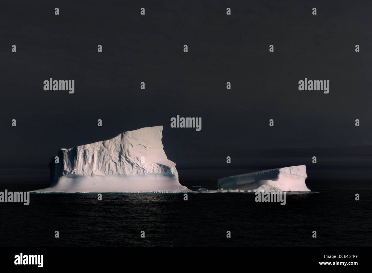 Iceberg dans le détroit de Davis au large de l'île de Baffin, Nunavut, Canada, août 2010 Banque D'Images