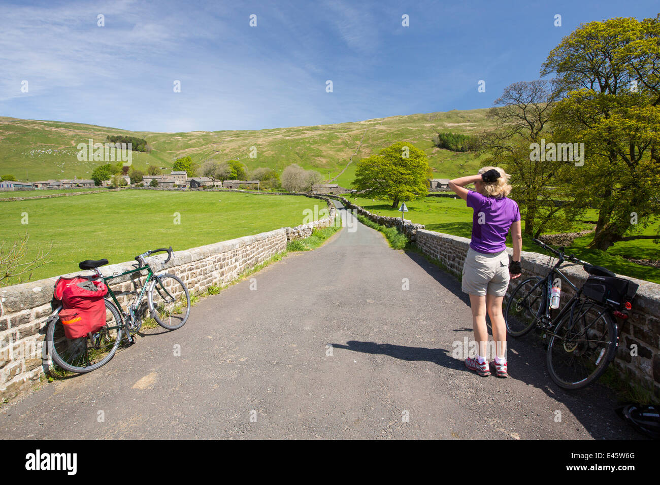 Les cyclistes à Halton Gill dans Littondale dans le Yorkshire Dales, au Royaume-Uni. Banque D'Images