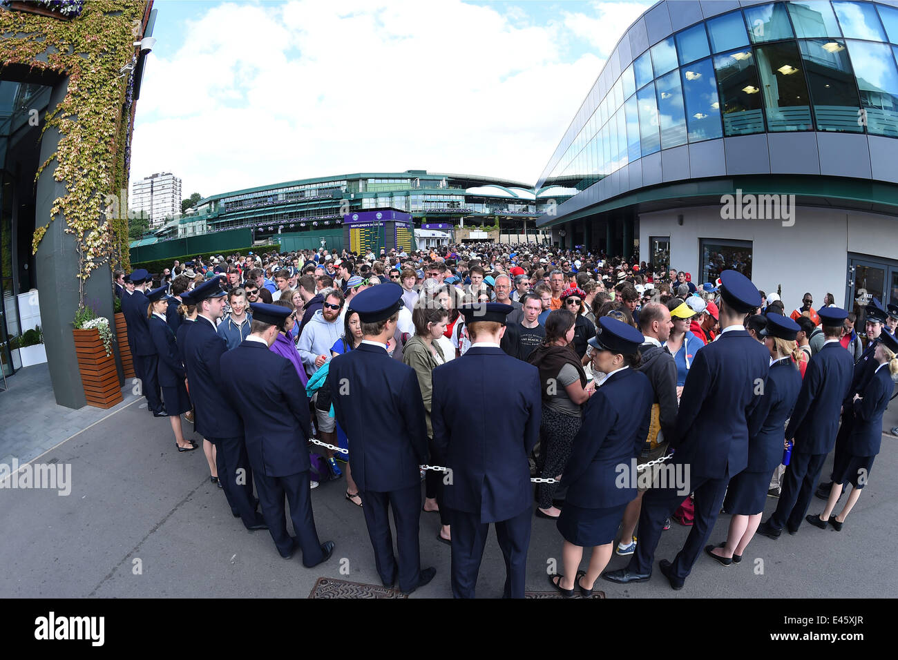 Wimbledon, Londres UK. 25 Juin, 2014. Tennis de Wimbledon. 3 jours de tournoi. La foule des spectateurs arrive et est retenu par les stewards © Plus Sport Action/Alamy Live News Banque D'Images