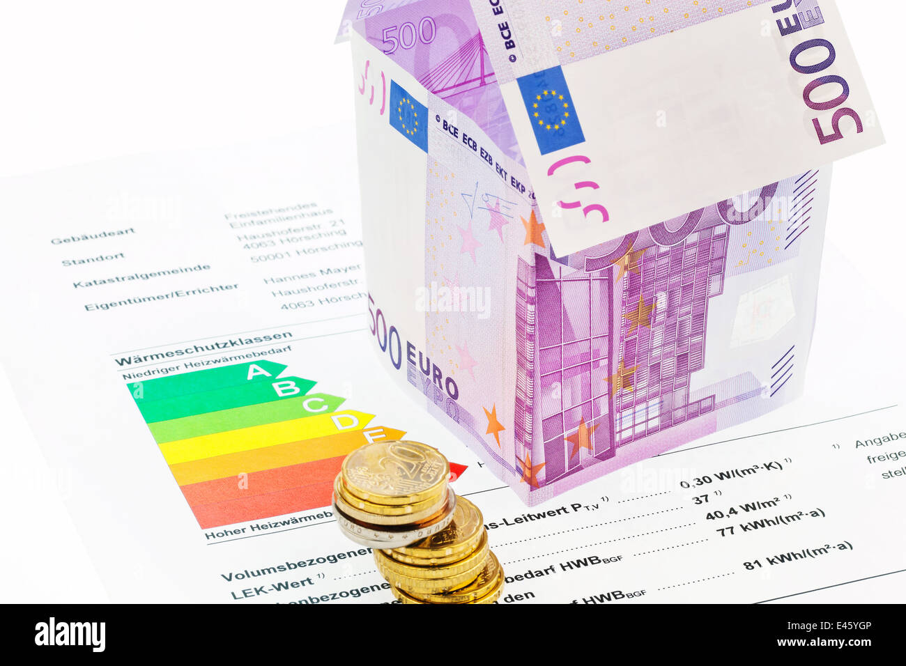 Une maison construite à partir de l'euro et de l'énergie certificat. La construction de la société, construire des maisons et l'achat d'une maison. Banque D'Images