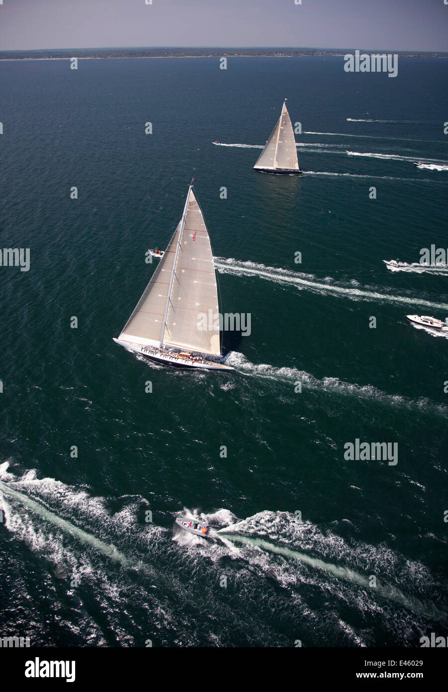 Vue aérienne de yachts J-Class 'Ranger' et 'Rainbow' racing dans la classe J régate, Newport, Rhode Island, USA, juin 2011. Tous les non-usages de rédaction doivent être effacés individuellement. Banque D'Images