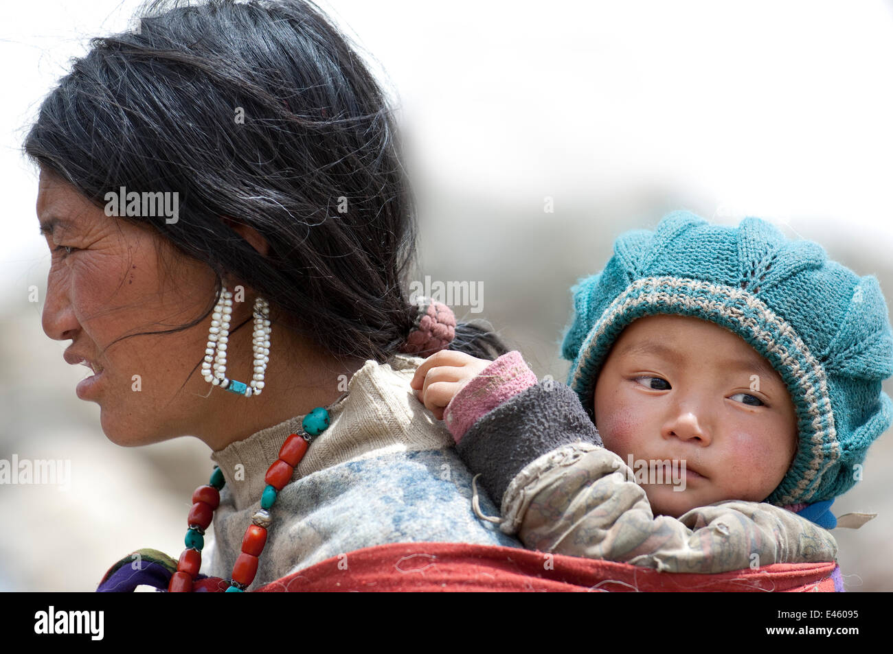 Portrait de femme portant ladakhis bébé sur son dos, Phyang, Kardung village, Ladakh, Inde, Juin 2010 Banque D'Images