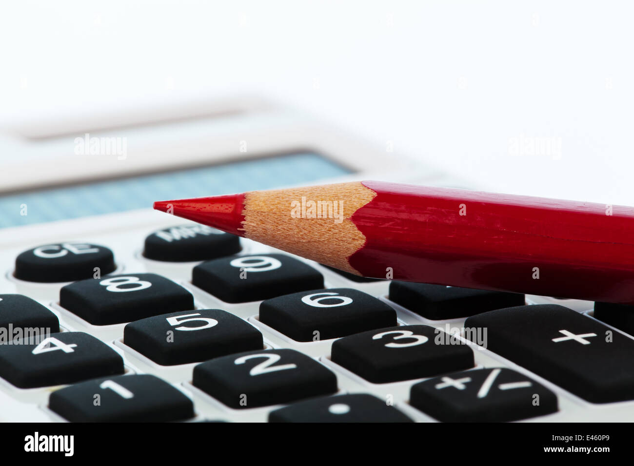 Un crayon rouge et une calculatrice. icône image pour rationaliser et économiser Banque D'Images