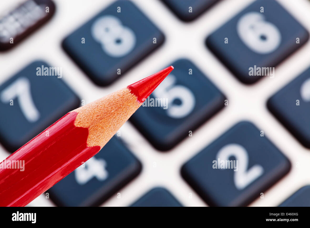 Un crayon rouge et une calculatrice. icône image pour rationaliser et économiser Banque D'Images