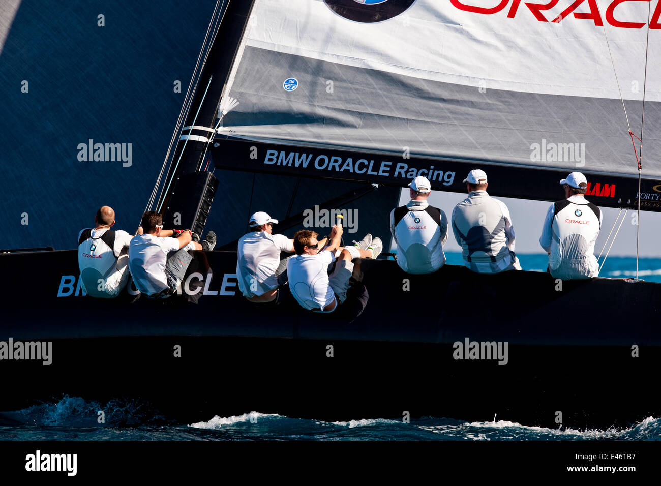 La randonnée de l'équipage à bord de yacht durant une course dans le circuit RC44 à Miami. Floride, USA, décembre 2010. Tous les non-usages de rédaction doivent être effacés individuellement. Banque D'Images