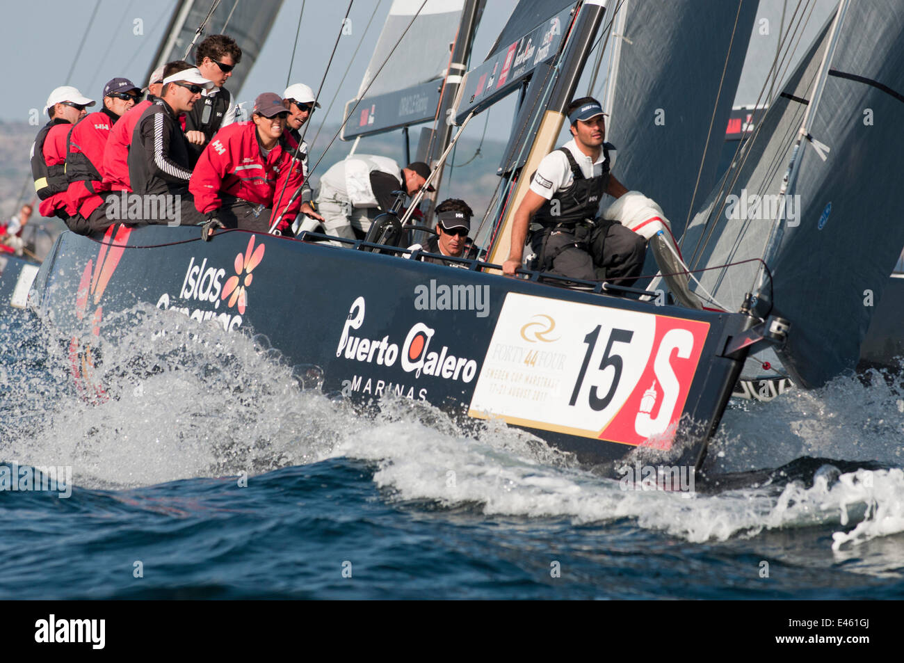 La préparation de l'équipage pour hisser à bord spinnaker yacht durant le RC44 Cup, Marstrand, Suède La Suède, août 2011. Tous les non-usages de rédaction doivent être effacés individuellement. Banque D'Images