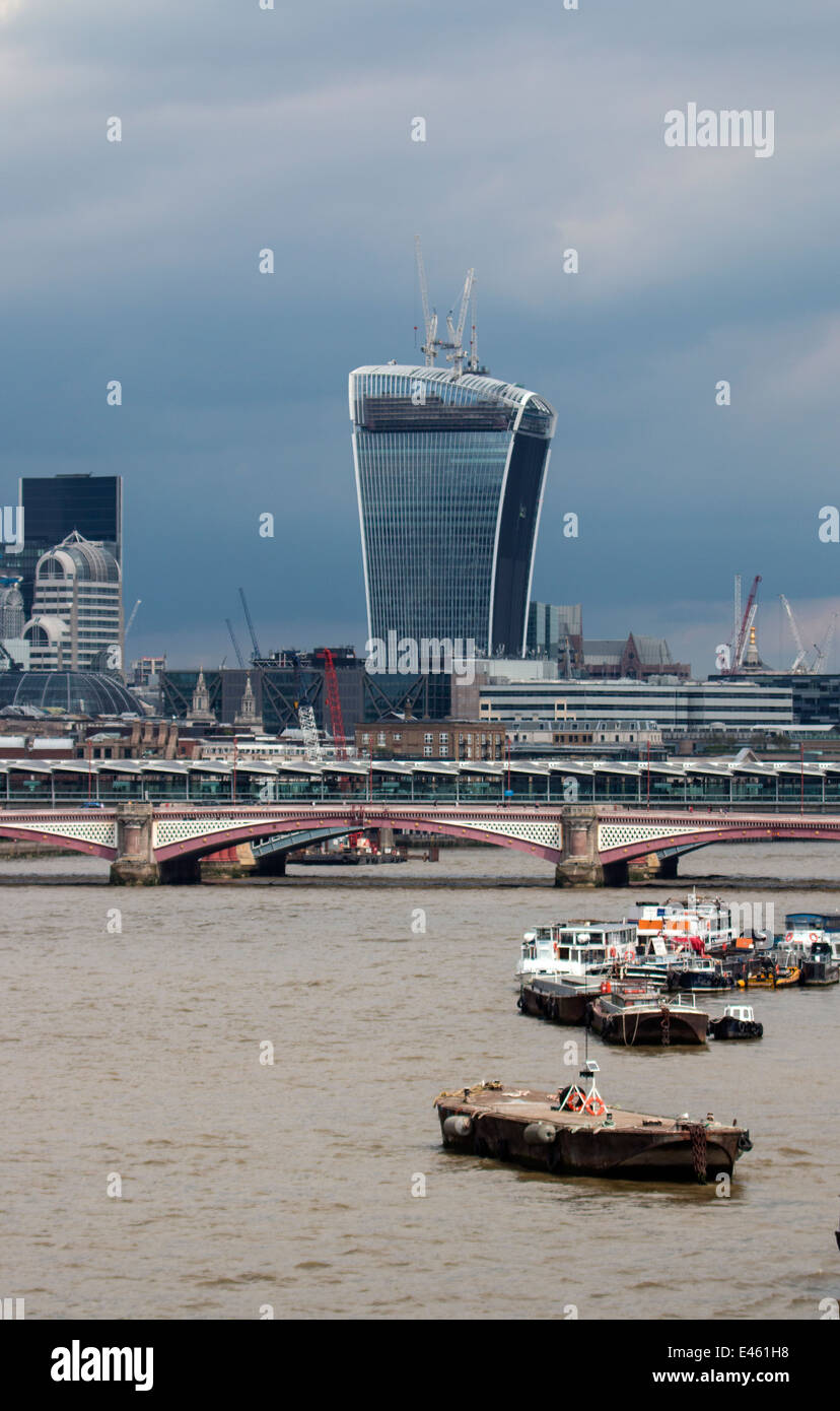 Donnant sur la Tamise en direction de City Of London Banque D'Images