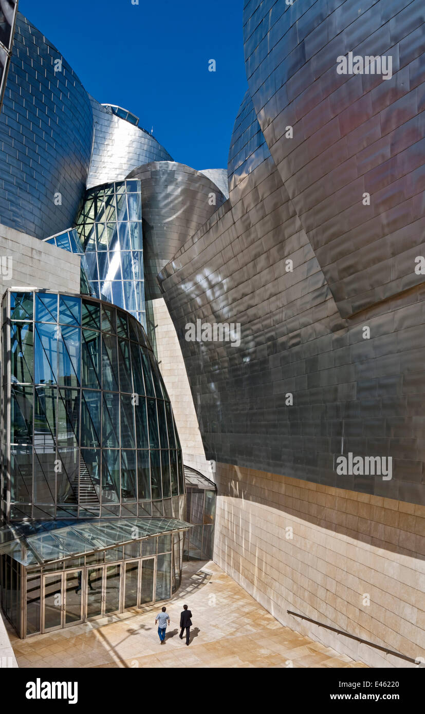Musée Guggenheim de Bilbao, Bilbao, Espagne. Architecte : Frank Gehry, 1997. Vue surélevée vers l'entrée principale. Banque D'Images