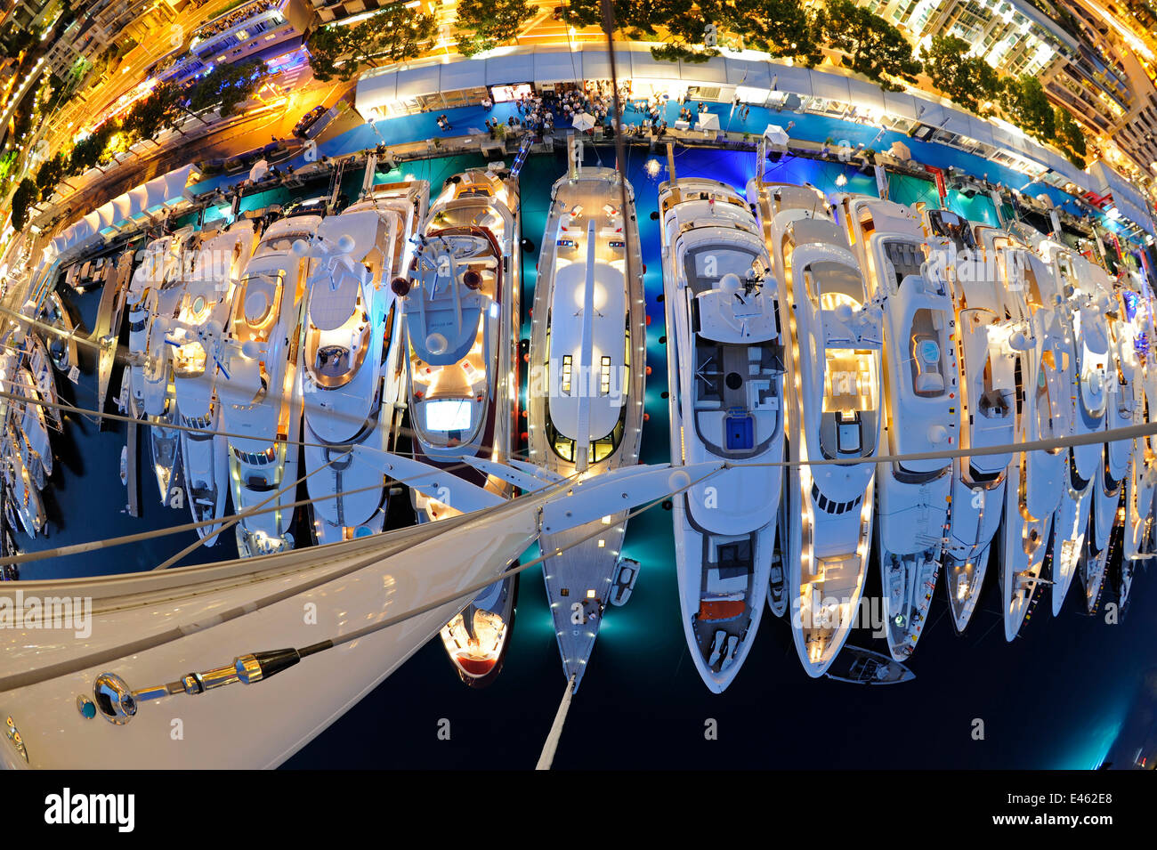 Vue sur port très fréquenté depuis le sommet de la 'Zafera mât' la nuit pendant le Monaco Yacht Show, septembre 2011. Tous les non-usages de rédaction doivent être effacés individuellement. Banque D'Images