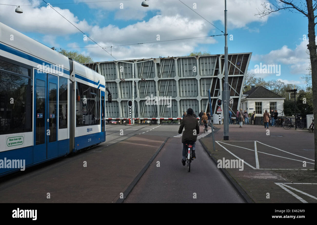 Ouvert sur Les Ponts Canaux et voies navigables à Amsterdam, Holland pour laisser passer les grands bateaux Banque D'Images