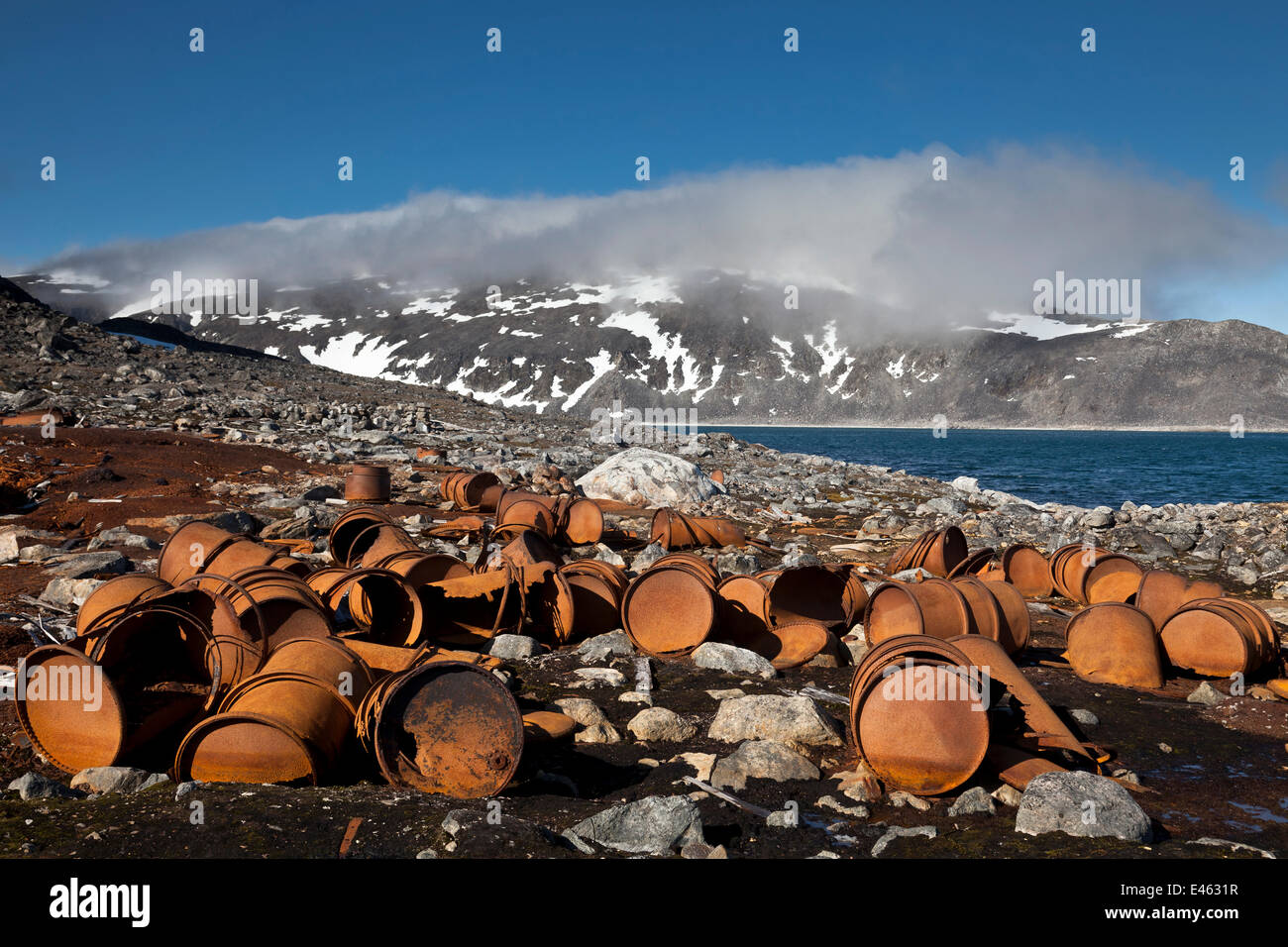 Rusty barils sur le site historique de Virgohamna où, en 1897, le ballon d'hydrogène 'Omen' (l'Aigle) a navigué vers le nord dans une tentative de rejoindre le pôle Nord avec 3 ballooners suédois dirigé par S. A. Andrée, Spitzberg, Svalbard, Norvège, Juillet 2011 Banque D'Images