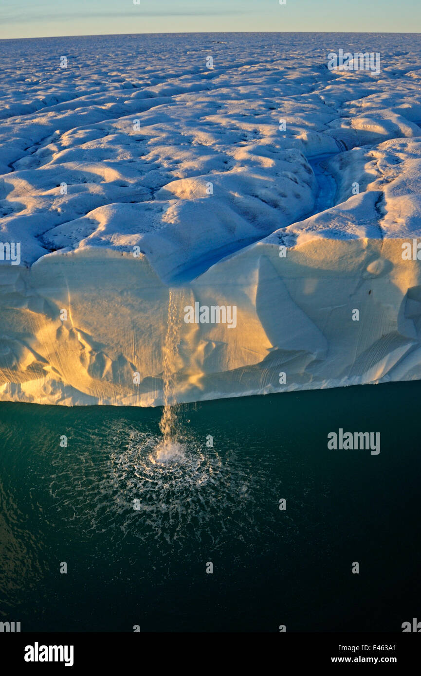 Cascade de glace avec des falaises de glace-cap s'étend dans la distance. Austfonna calotte glacière, Svalbard, Norvège, août 2011. Banque D'Images