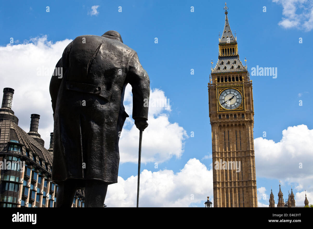 Statue de Sir Winston Churchill face à la Maison du Parlement à Londres. Banque D'Images