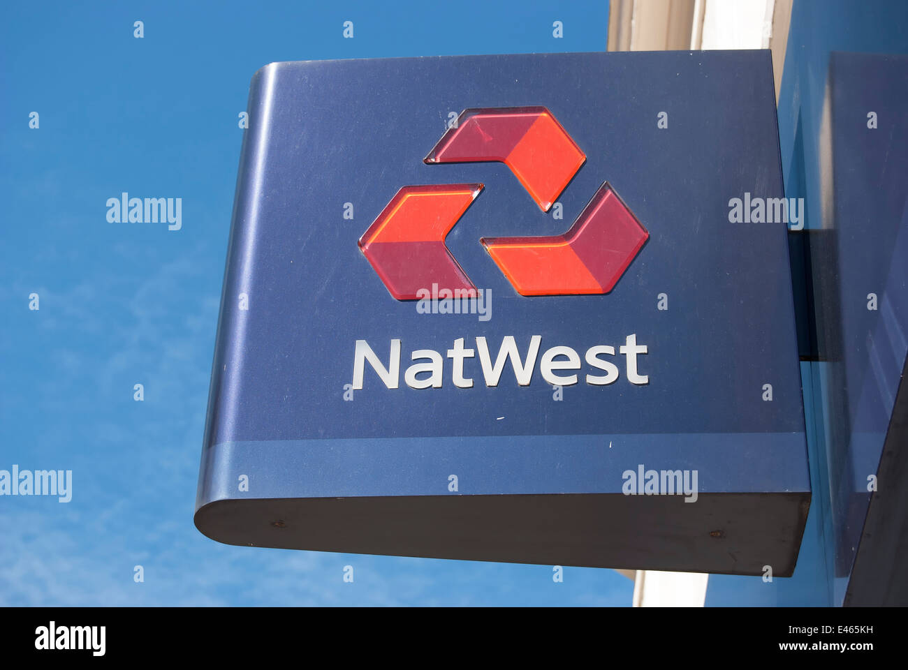 Hanging signe avec logo pour Banque Natwest, Hounslow, Middlesex, Angleterre Banque D'Images