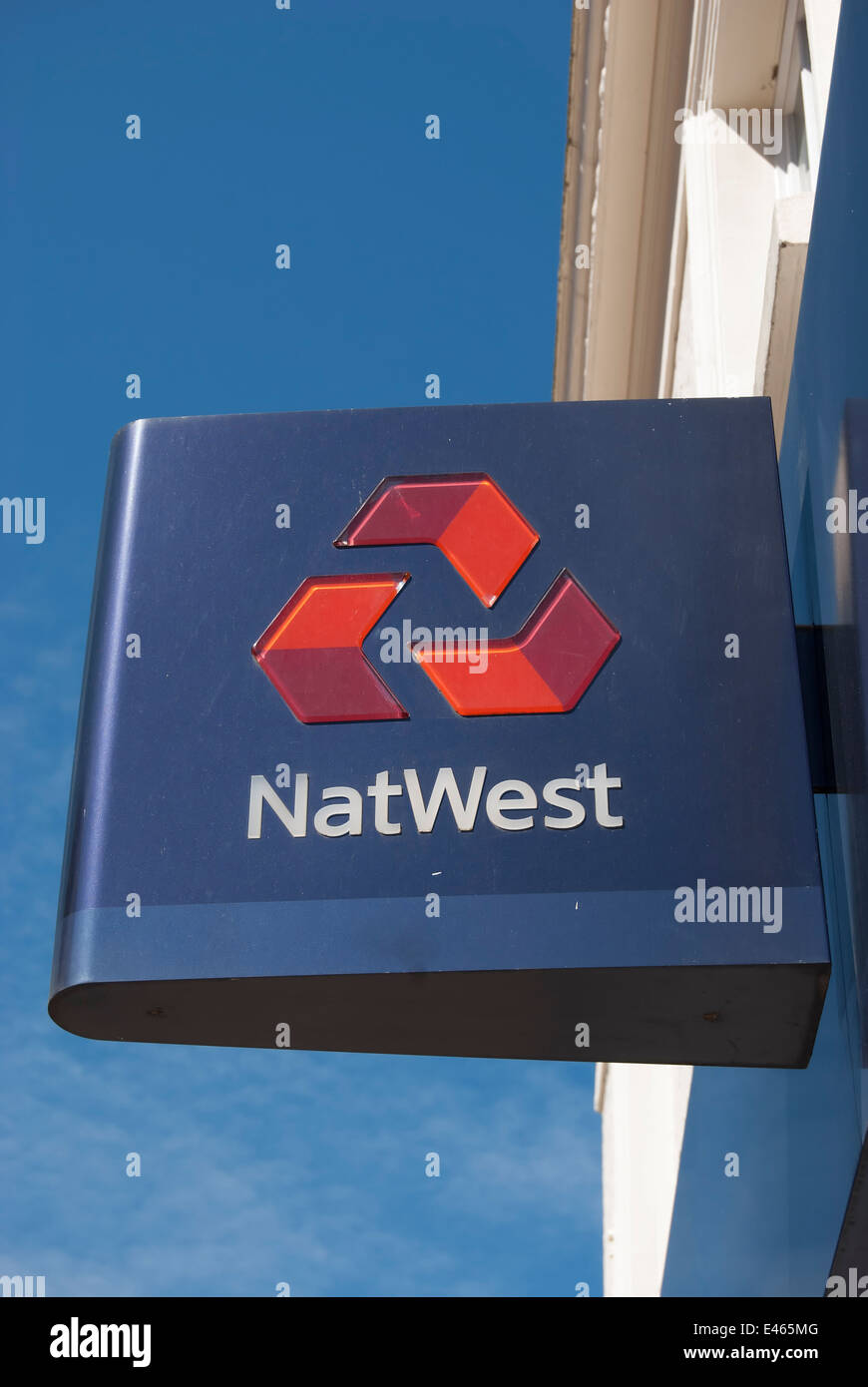 Hanging signe avec logo pour Banque Natwest, Hounslow, Middlesex, Angleterre Banque D'Images