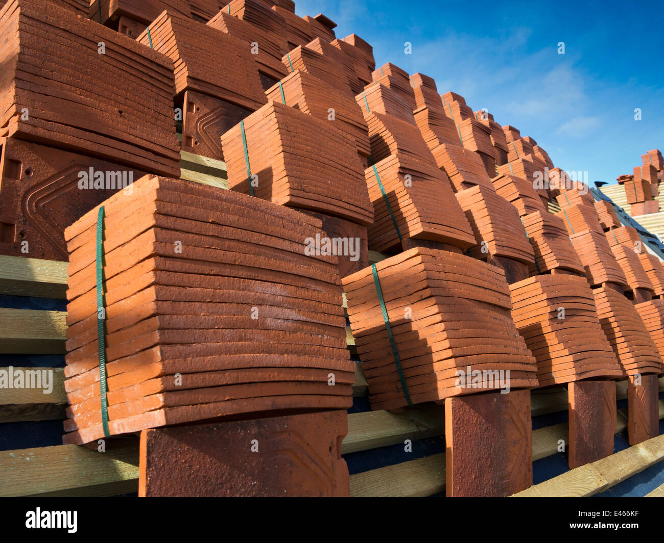 L bâtiment maison, la construction de toiture, tuiles empilées en papillotes sur voligeage prêt à être jeté Banque D'Images