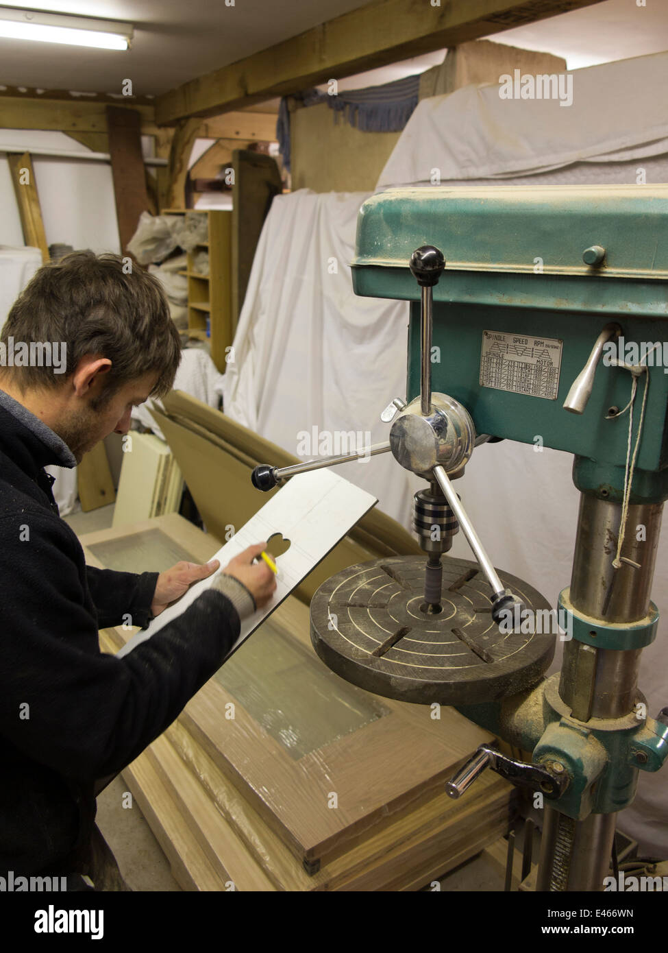 L bâtiment maison, menuisier en atelier au forage pilier en forme de coeur pour ce modèle de coupe trou dans ballusters d'escalier Banque D'Images