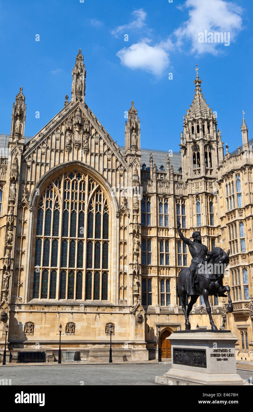 Une statue du roi Richard I (également connu sous le nom de Richard Coeur de Lion) extérieur les chambres du Parlement à Londres. Banque D'Images